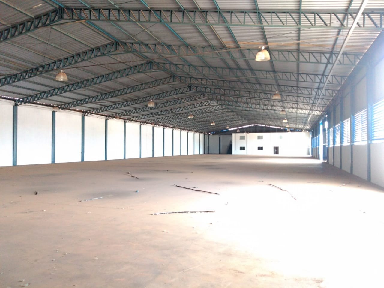 Grande vão livre interno de galpão industrial, estrutura metálica e piso industrial