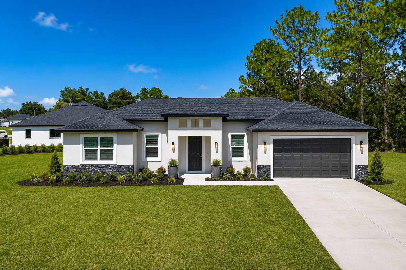 Casa moderna do grupo em Marion Oaks, com acabamento branco e detalhes escuros